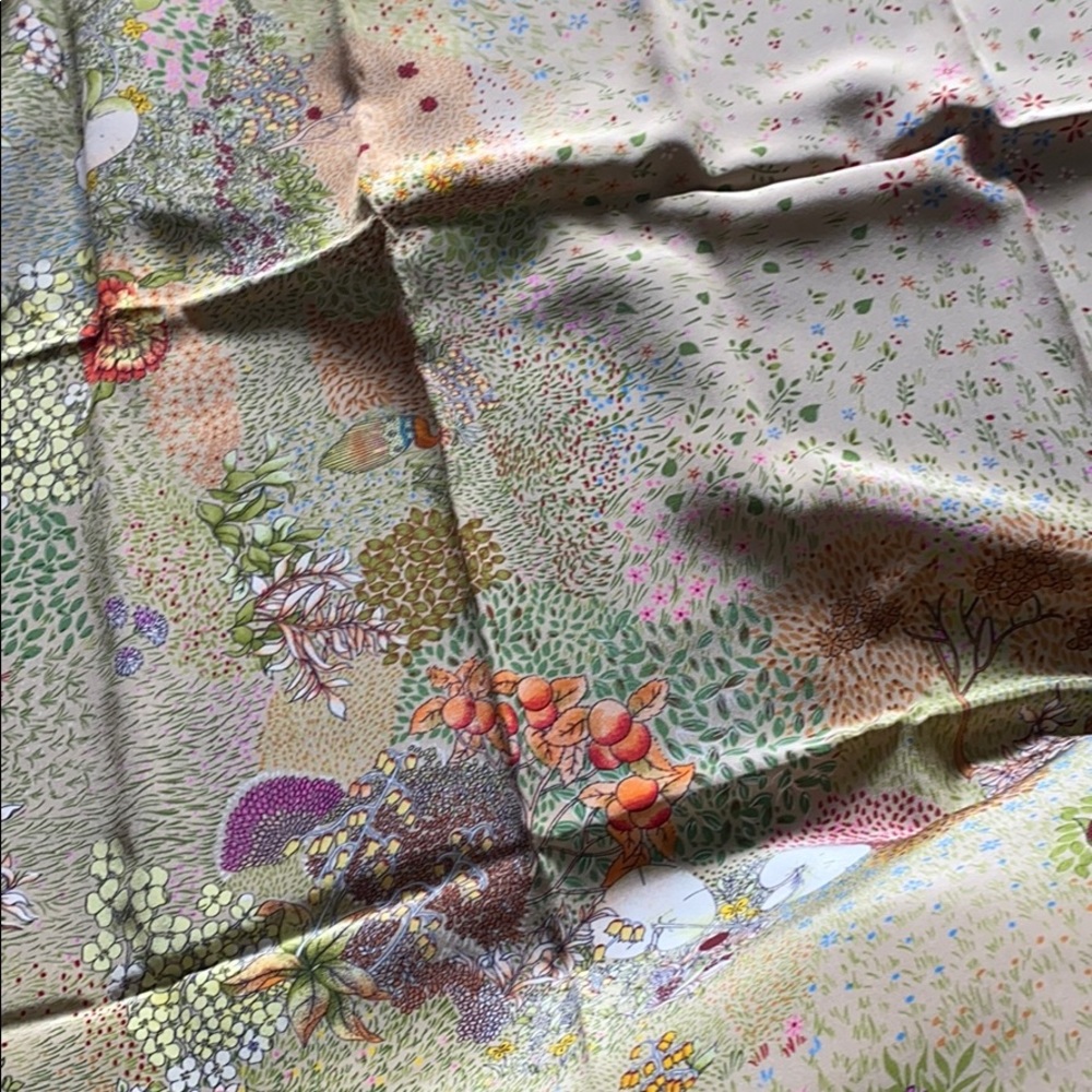 Vintage Gucci scarf. Still has the tag never used - Picture 3 of 6
